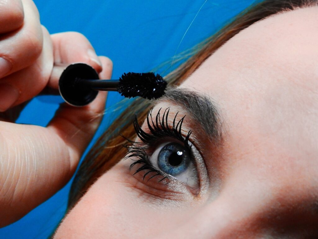 A Lady putting Mascara on for Lashgoals